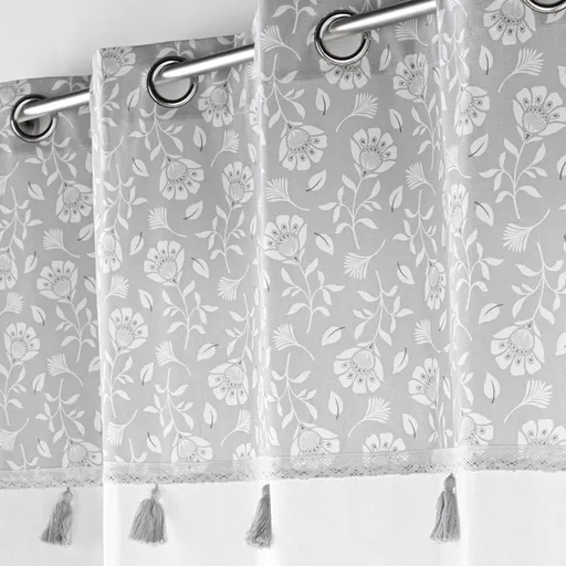 Perdea cu imprimeu de flori și ciucuri