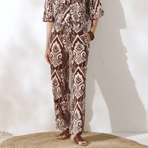 Pantaloni largi și aerisiți cu imprimeu