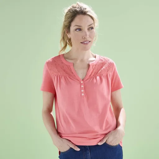 Tricou cu decolteu cu nasturi, mâneci scurte și madeira