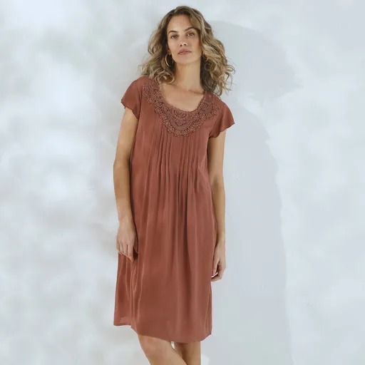Rochie monocromă cu macramé, crepon