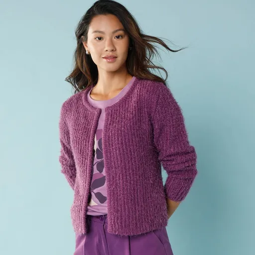 Un cardigan scurt pentru o siluetă minionă, confecționat dintr-un material pufos tricotat.