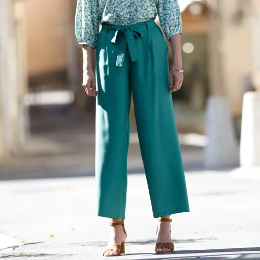 Pantaloni cu croi larg până la glezne