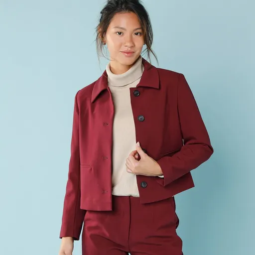 Jachetă scurtă și ușoară, de culoare uni, pentru o siluetă mai mică