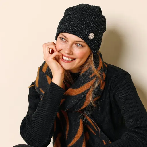 Șapcă cu buton decorativ