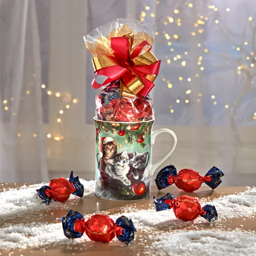 Ceașcă de cafea în coș cu bomboane