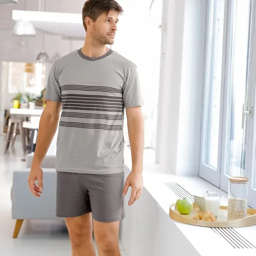 Pijama cu dungi și pantaloni scurți