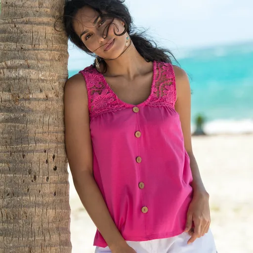 Top de culoare solidă cu macramé și nasturi decorativi