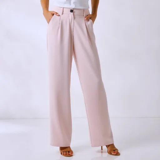 Pantaloni largi care curg