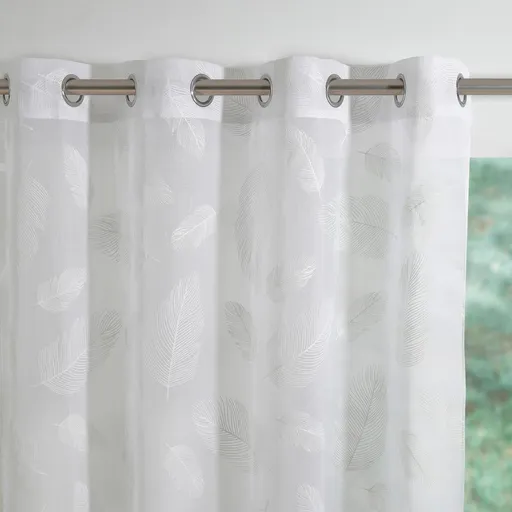 Perdea din voal cu imprimeu pană, terminată cu ochiuri