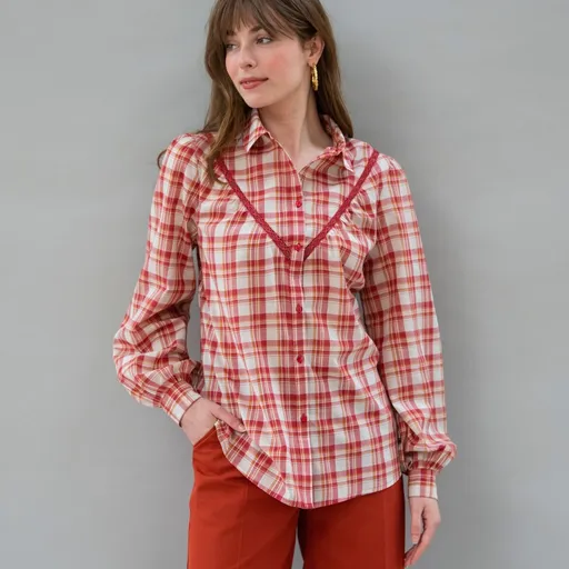 Bluză cămașă cu model în carouri și macrameu