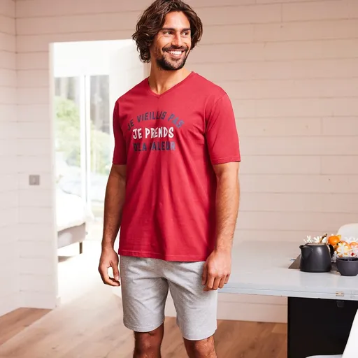 Pijama cu pantaloni scurți și mâneci scurte
		cu mâneci scurte, imprimate cu sloganul