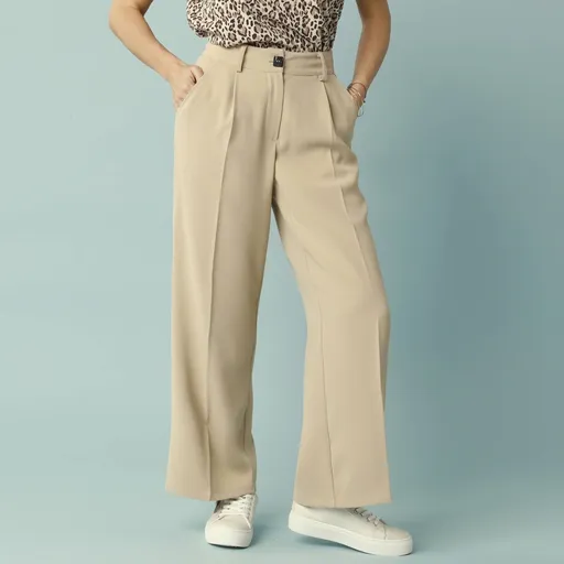 Pantaloni largi pentru siluetă mică