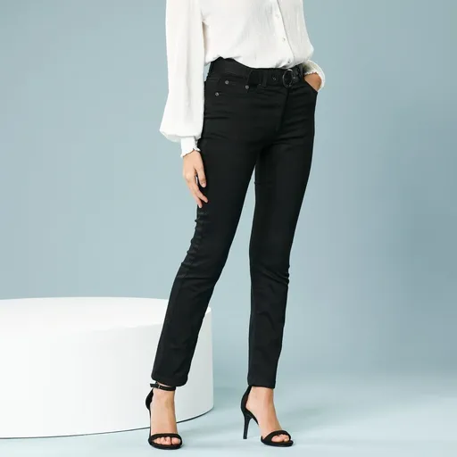 Pantaloni drepți pentru o siluetă mică