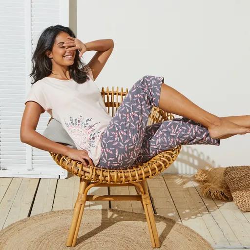 Pijama cu pantaloni 3/4, cu imprimeu cu pene și eșarfă asortată